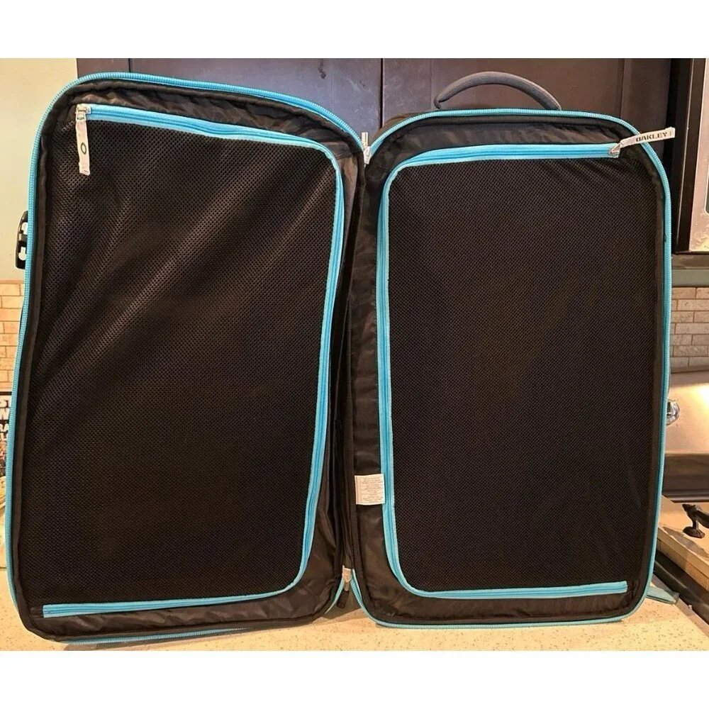 Rare Large Oakley‎ Gear Bag 30” Rolling Luggage Duffle Suitcase